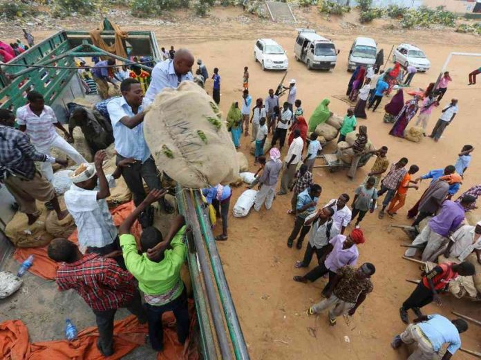Porters gather around a truck carrying khat in Mogadishu /REUTERS
