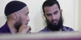 SOMALI MILITARY image captionDarren Anthony Byrnes (L) and Ahmad Mustakim bin Abdul Hamid (R) were accused of helping recruit militants