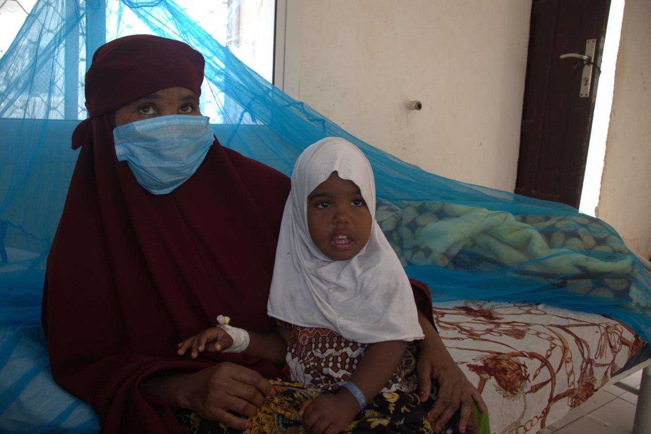   Bushra, 3 years old, has been admitted to Las Anod hospital measles isolation ward where she is undergoing treatment.   Somalia 2022 © Dahir Abdullahi/MSF