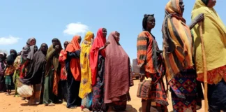 Internally displaced Somali women queue for relief food at a distribution center organized by a charity after fleeing from drought stricken regions in Baidoa, west of Somalia's capital Mogadishu, April 9, 2017. (File photo: Reuters)