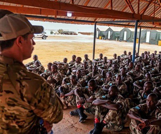 A United States special operations forces trainer speaking to Danab recruits in 2023. The United States has trained and equipping vetted units of Somalia’s special forces, known as the Danab.Diana Zeyneb Alhindawi for The New York Times